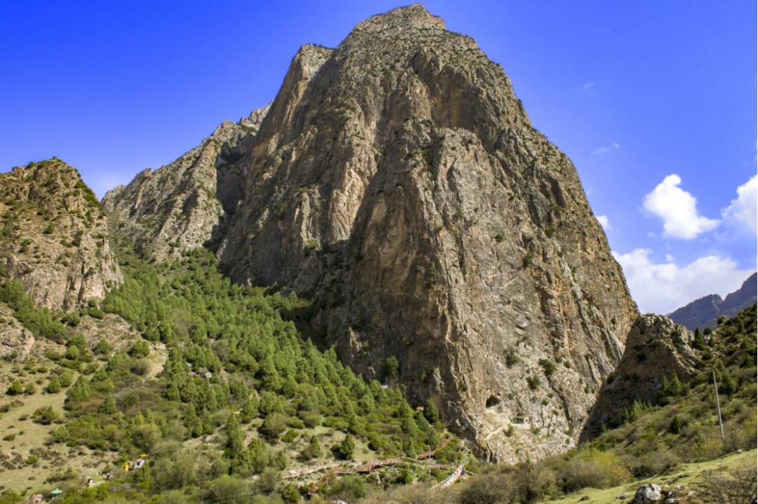 白石崖溶洞遗址外景