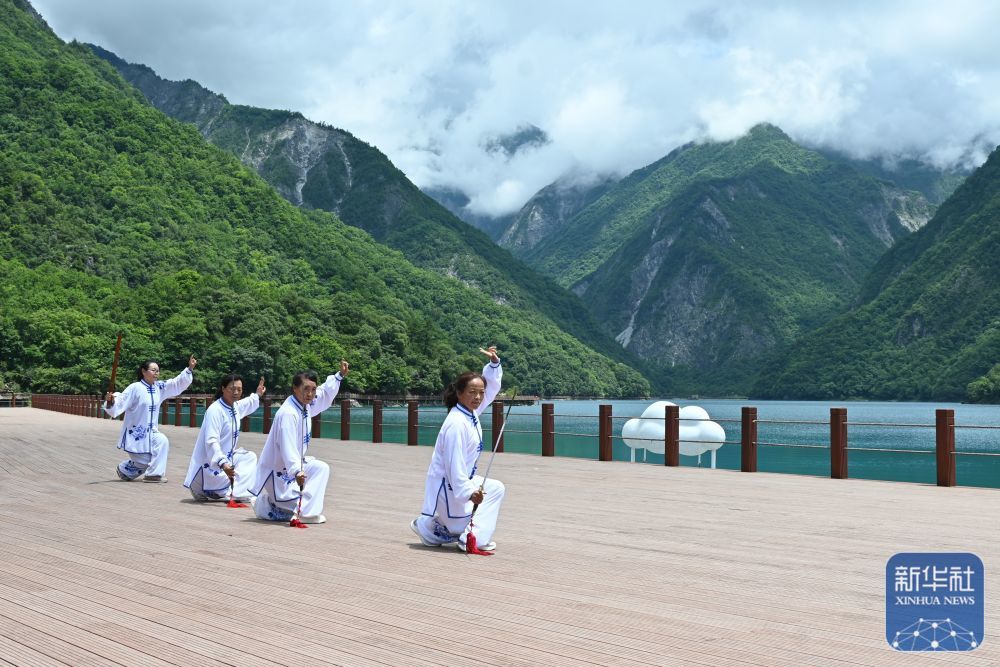 7月3日，太极剑爱好者在文县天池景区锻炼。