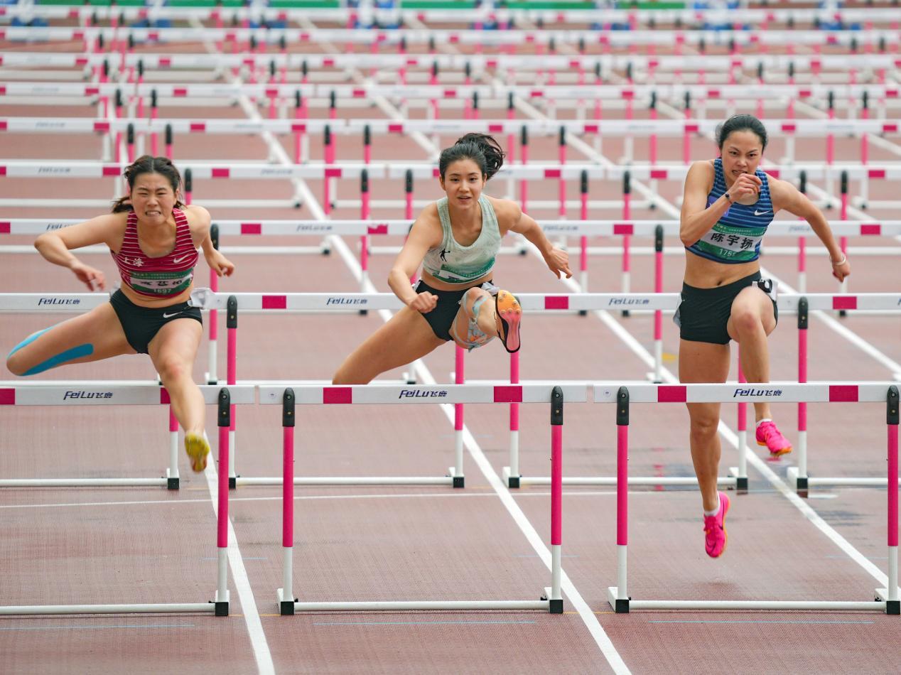 夏思凝参加女子100米栏预赛，成功晋级决赛。薄林 摄