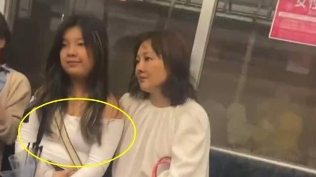 牛莉母女现身日本地铁，生图曝光，16岁刘依洋完美继承了牛莉基因