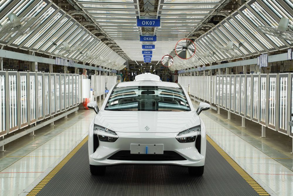 在位于江西省南昌市经开区的江铃集团新能源汽车有限公司生产基地拍摄的汽车生产流水线（2023年7月18日摄）。新华社记者 周密 摄