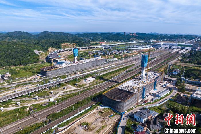 航拍新建九江市快速路(一期)跨庐山站立交工程建设现场。沈嘉鹏 摄