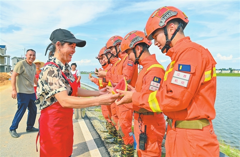 鄱阳县:群众自发为消防员送上西瓜,绿豆汤解暑(图)凤凰网江西