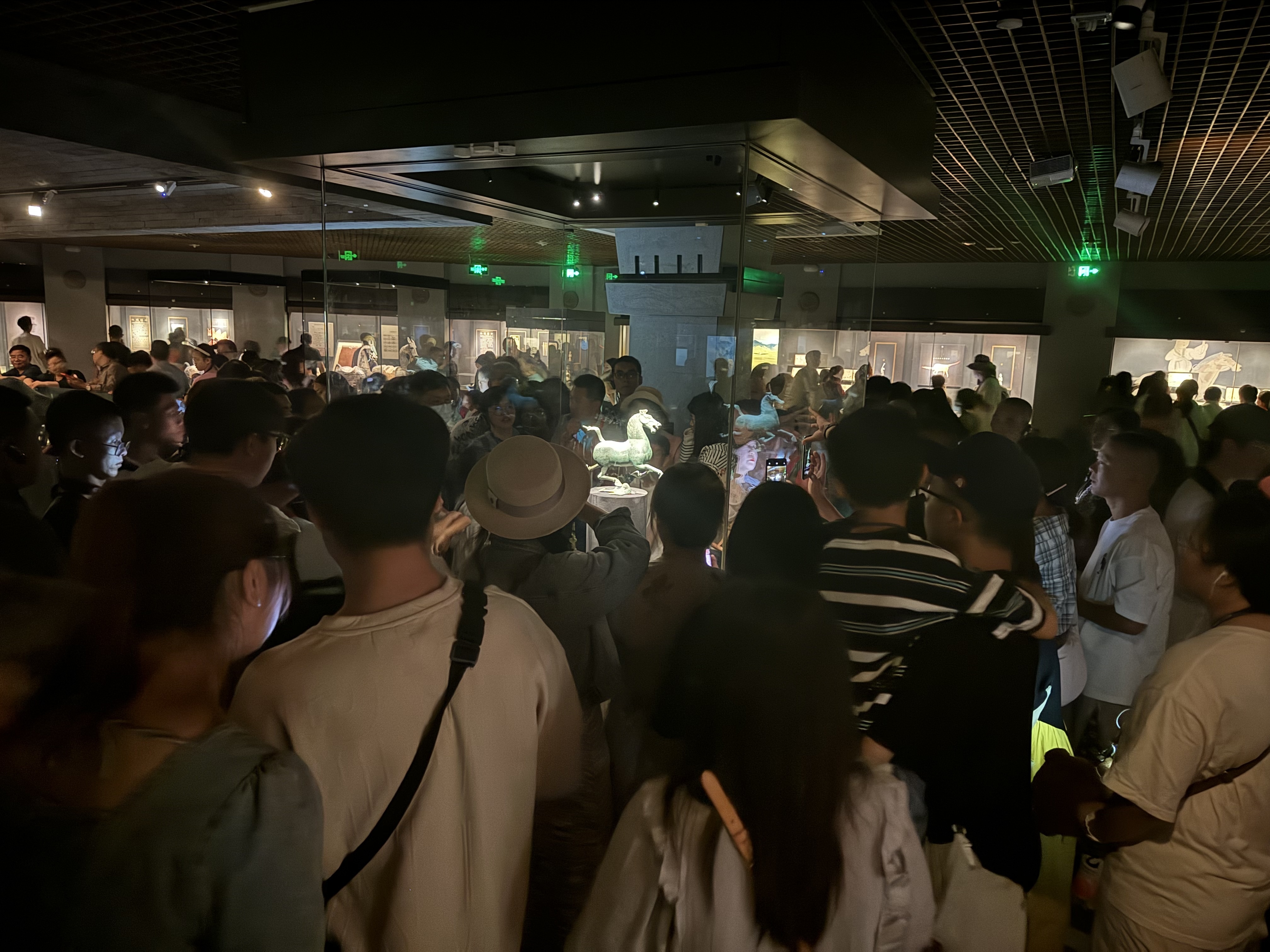 甘肃省博物馆内,国宝铜奔马四周围满了游客。澎湃新闻记者 唐莹莹 摄