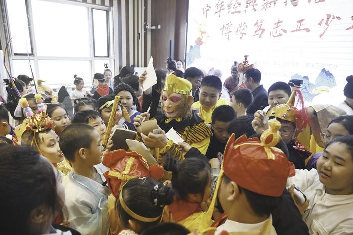 被网友亲切称为“雪饼猴”王铁柱的演员王庆峰与学生们亲切互动。 赵滨 摄