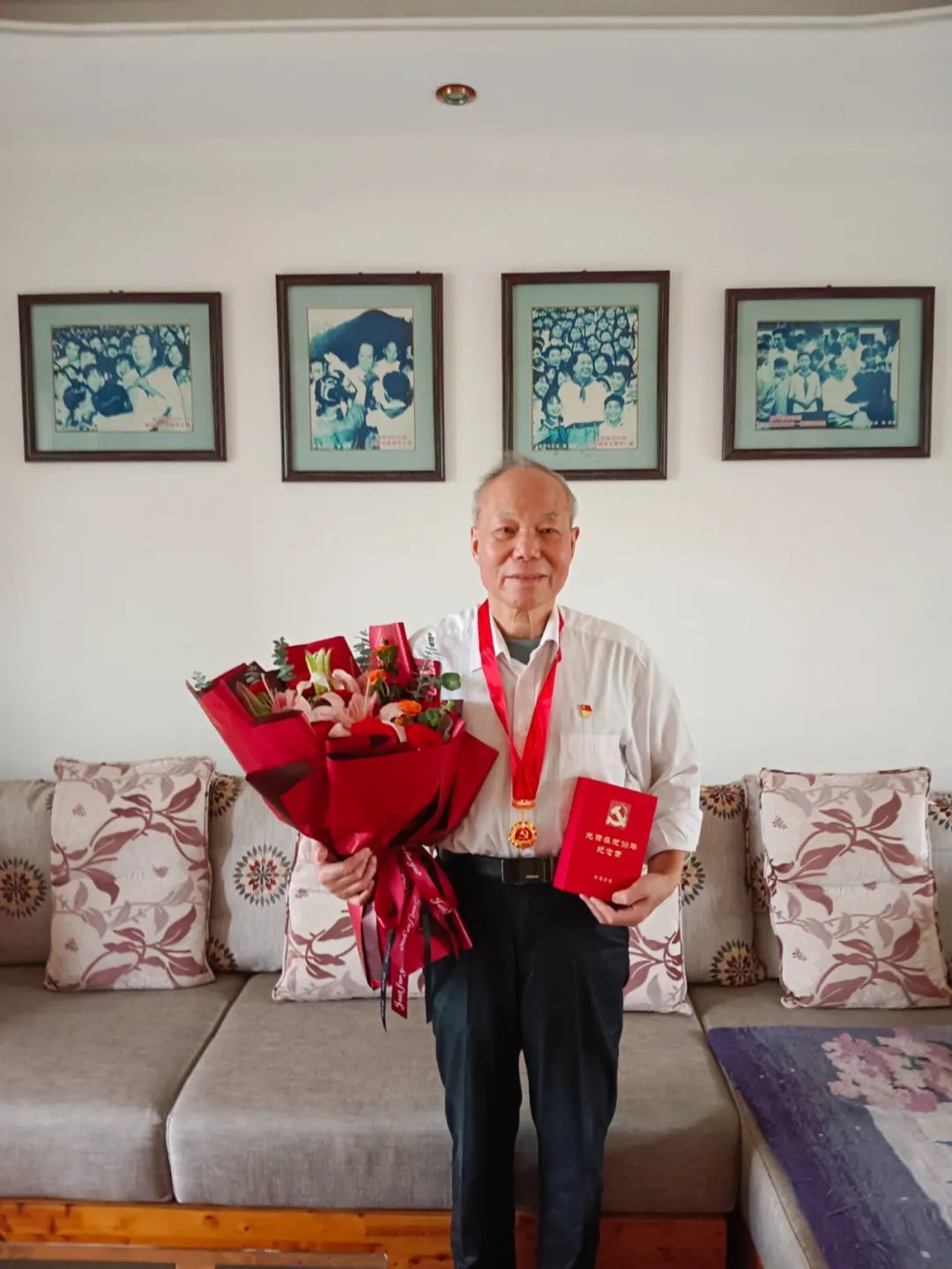 蒋含宇被授予“光荣在党50年”纪念章。