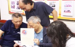 实践团成员正在翻看《刘武阳纸雕作品集》