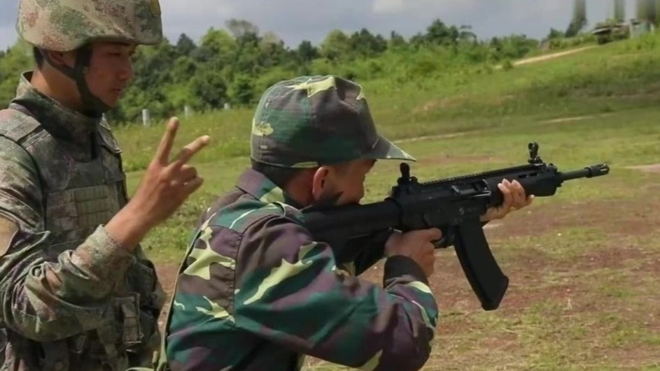 中老联演，两军开展多型武器装备实弹射击