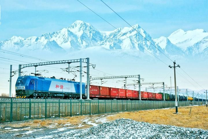 天山脚下繁忙的中欧班列（2016年11月29日摄）。新华社发（摆风亮 摄）