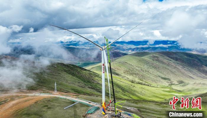世界最高海拔风电项目首台风机吊装完成 宋先吉 摄