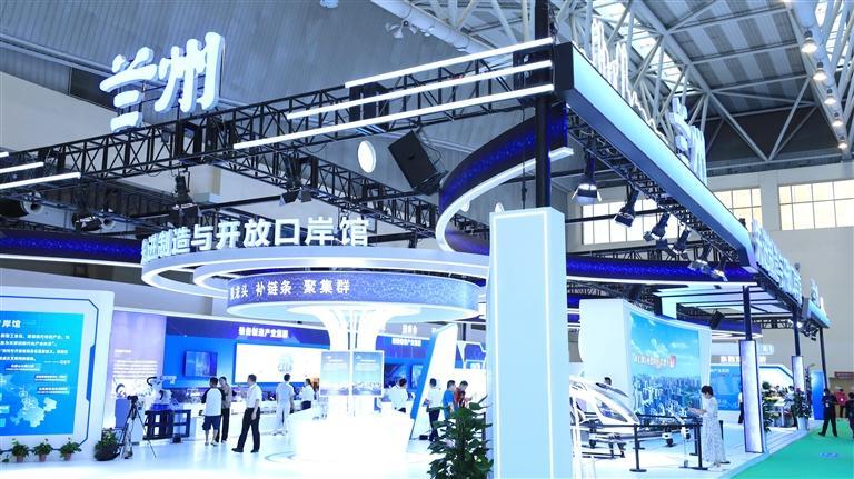 兰州馆吸引了市民驻足参观　胡淼山　摄