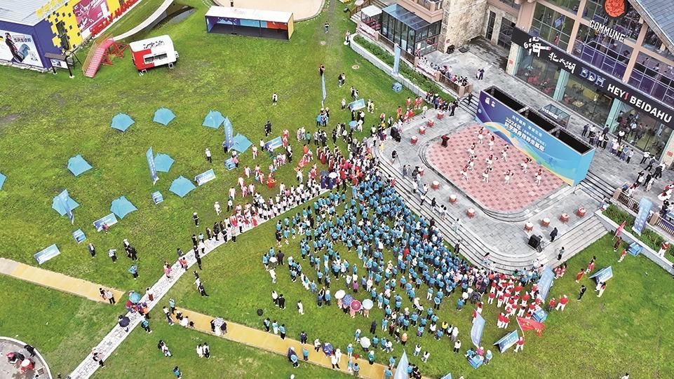 图为游客日前在吉林省北大湖滑雪度假区参加科学健身活动,享受清凉夏日、休闲生活。本报记者 贺一峰 摄