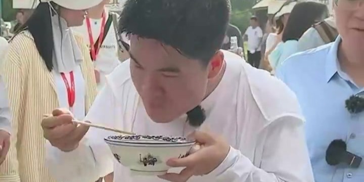 来山西放不下碗，董宇辉吃扯面成山西女婿！