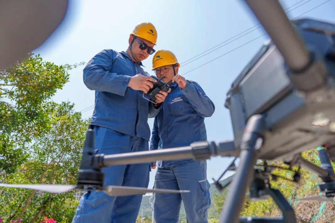 炎炎烈日下，南方电网深圳供电局工作人员对线路进行特巡。（摄影：黄海鹏）