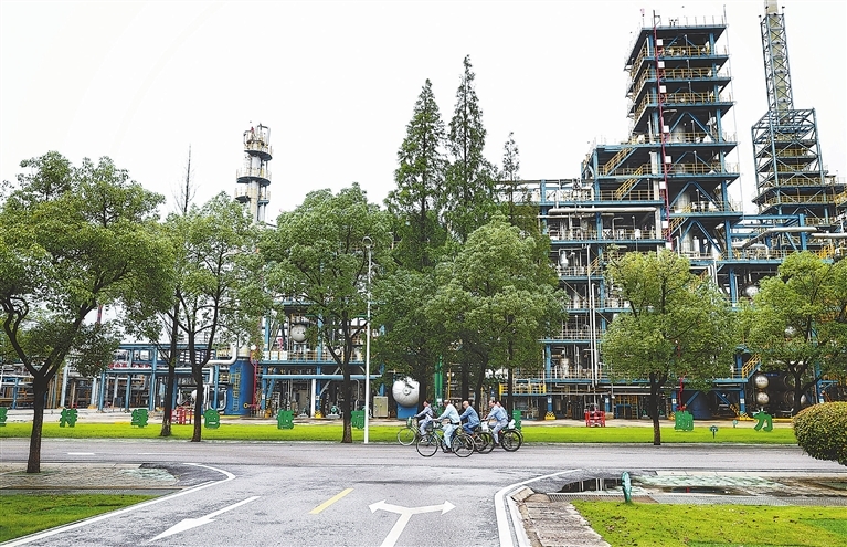 位于九江经开区的中国石化九江分公司，工人骑行在美丽的厂区。本报全媒体记者 徐 铮摄