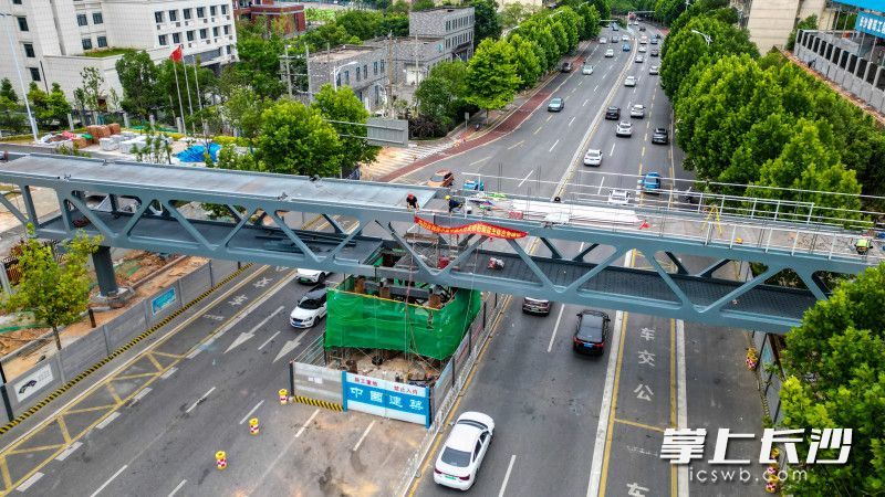 13日，长沙首座双层人行天桥——跨木莲中路人行天桥完成主体合龙。均为长沙晚报全媒体记者 易亿 摄