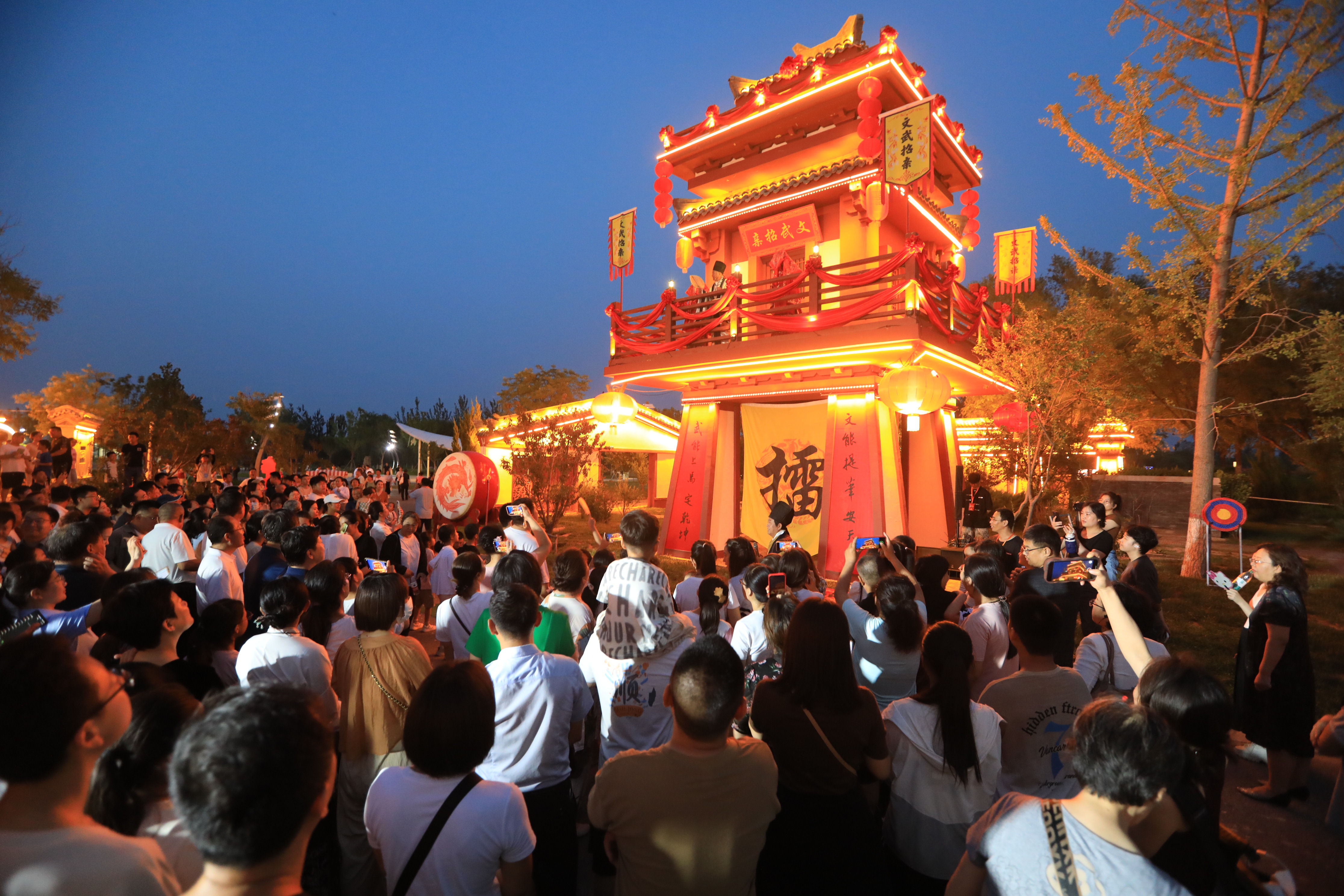 7月8日晚，“大美衡水 湖韵千年”大型沉浸式实景演出，文武招亲实景表演。陈康 摄