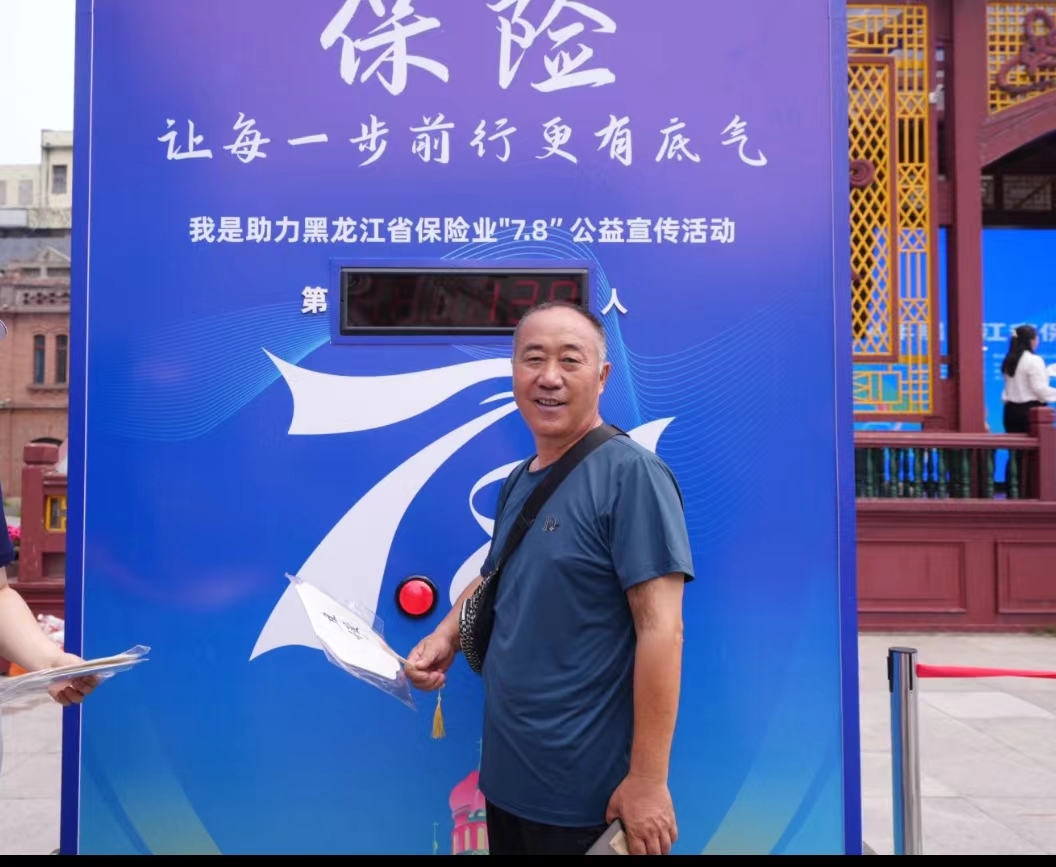 市民在打卡墙拍照