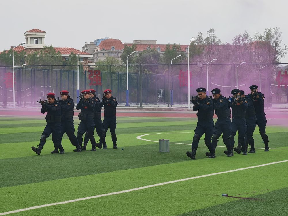 学员正在进行演练　新华社记者　崔翰超　摄