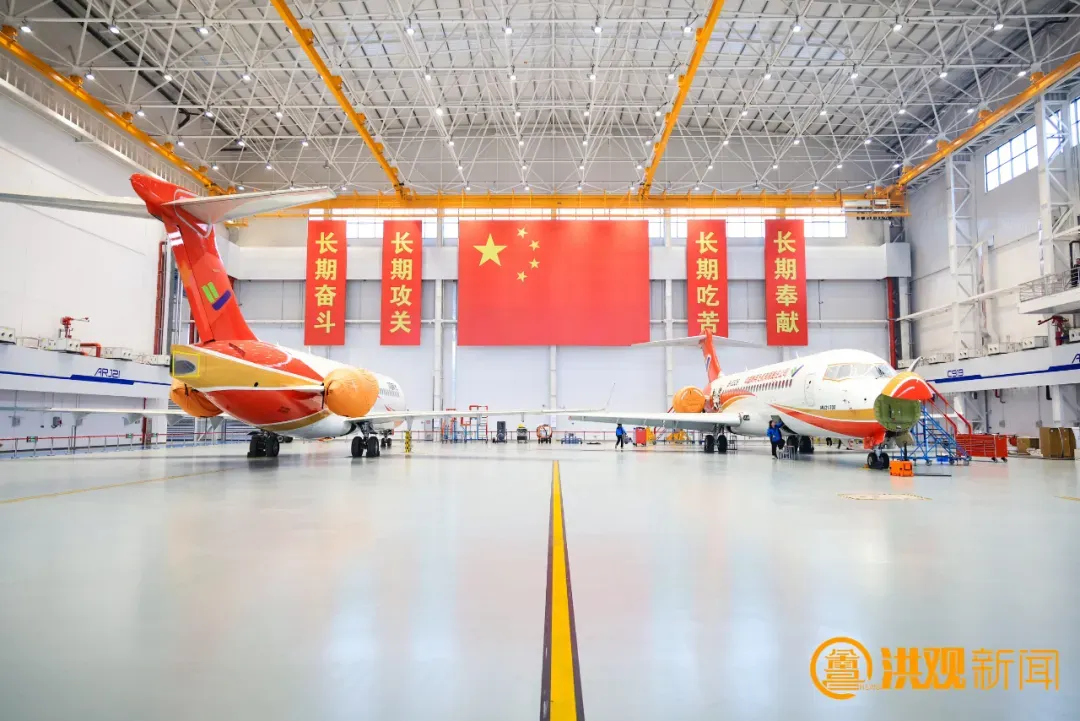 中国商飞江西生产试飞中心，工程师对ARJ2-700进行维护检测