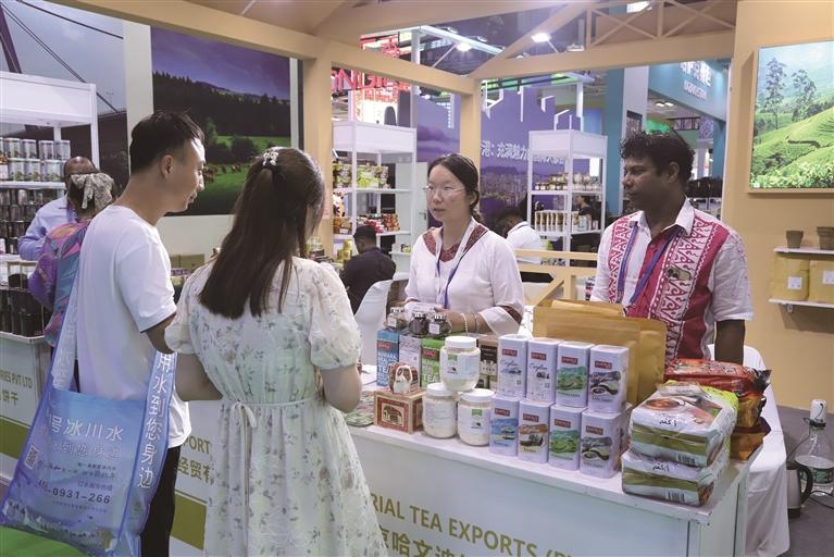 游客在斯里兰卡展区品尝了解当地红茶　李庆　摄