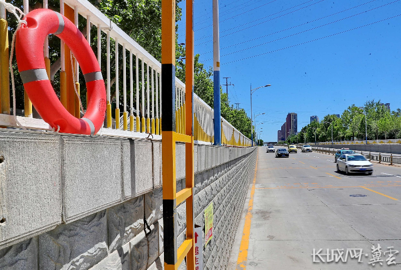 秦皇岛市海港区一处地道桥内安装的逃生爬梯。海港区融媒体中心 曹建雄 摄