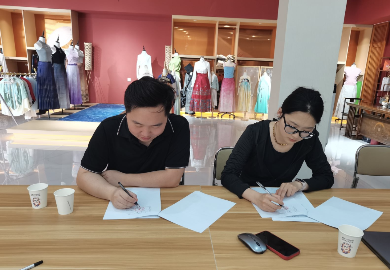 图8 同山东一山一水文化传播公司签订合作协议