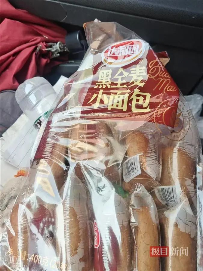 陈先生食用的小面包