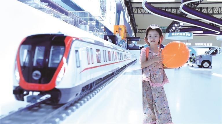 小女孩与兰州轨道交通2号线模型合影　胡淼山　摄