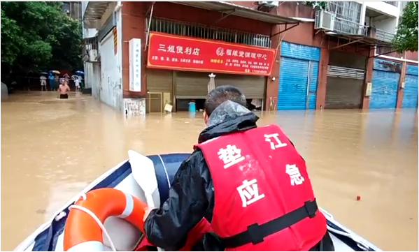 垫江县澄溪镇遭遇大暴雨,当地政府紧急抢险救援转移群众5000人