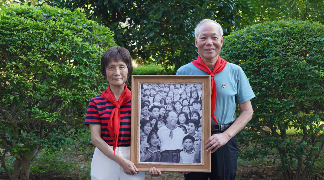 蒋含宇夫妇手捧与毛主席的合影。
