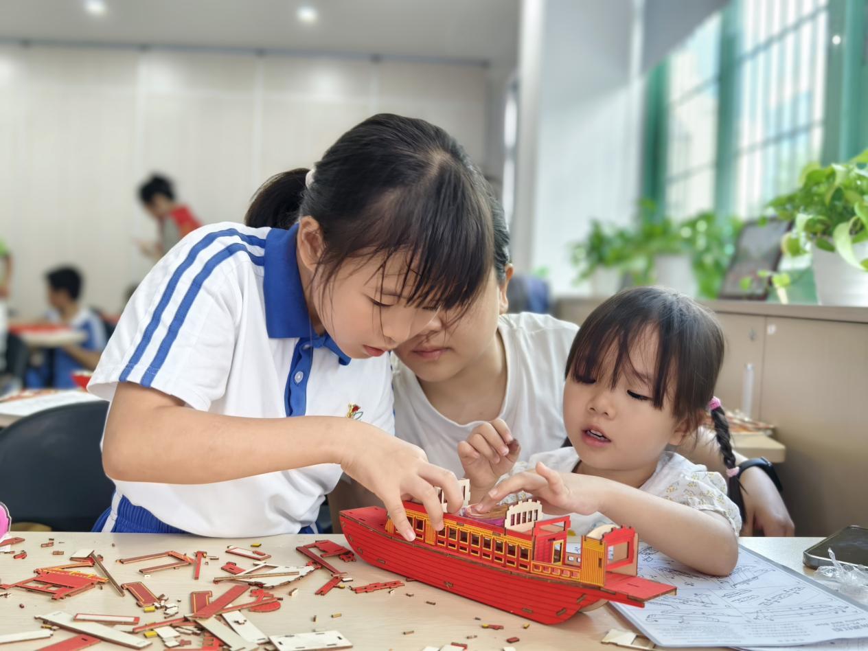 图4:“林向阳而生,心向党而红”活动现场,辖区亲子共同制作红船模型