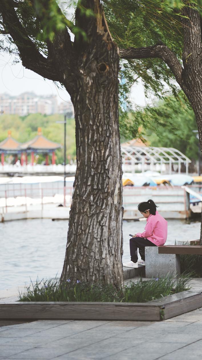 公园休闲的身影