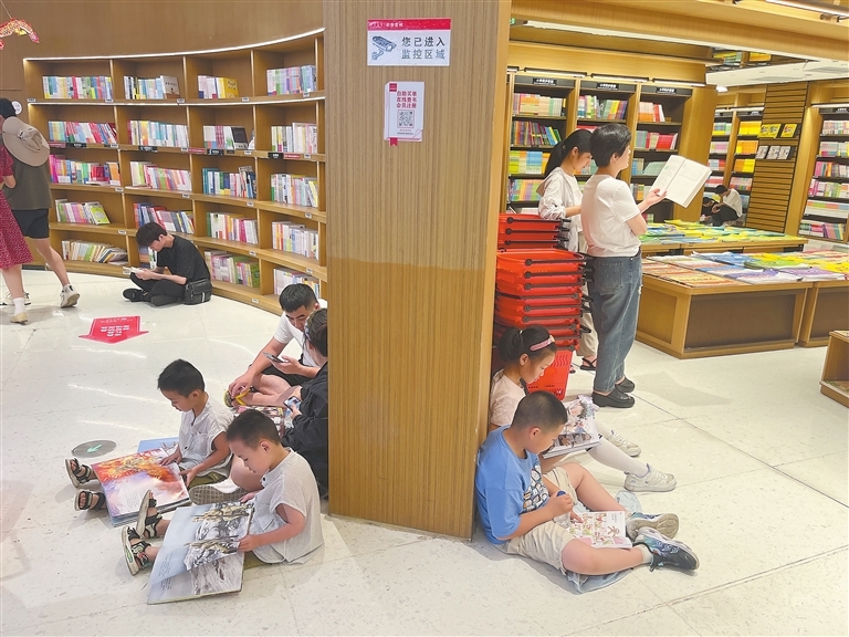 南昌新华书店内中小学生享受书香假期(图)