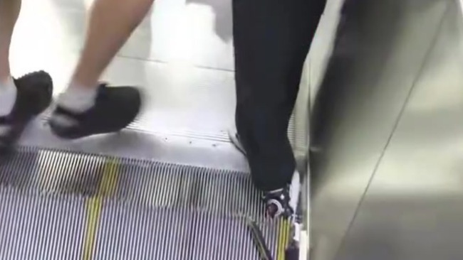 上海地铁通报“男孩乘扶梯时鞋子被夹”：被乘客和家长协同救出，电梯已停运待检