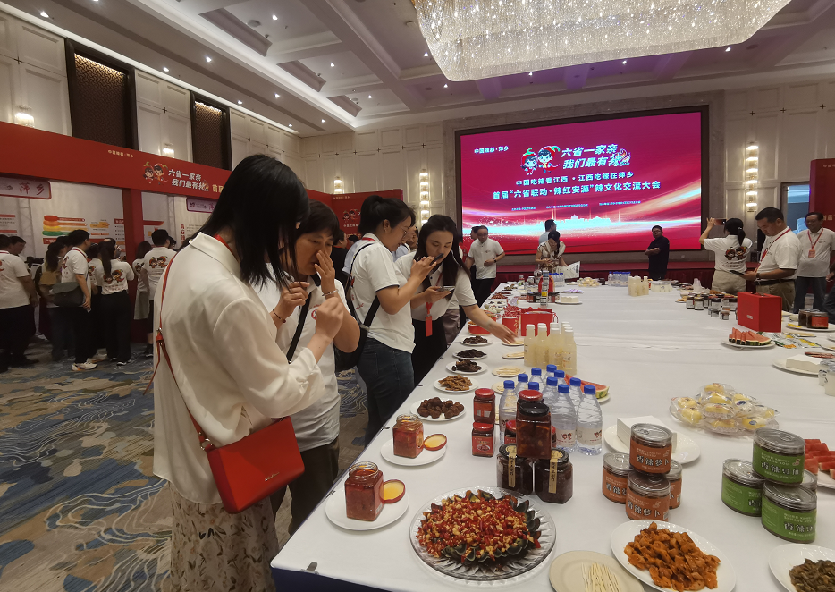 来自六省的嘉宾参观辣美食产品展厅