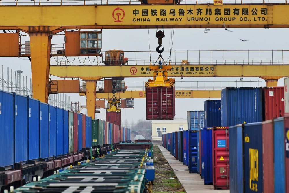 中欧班列在霍尔果斯铁路口岸进行集装箱吊装作业（2024年1月15日摄）。新华社发（摆风亮 摄）