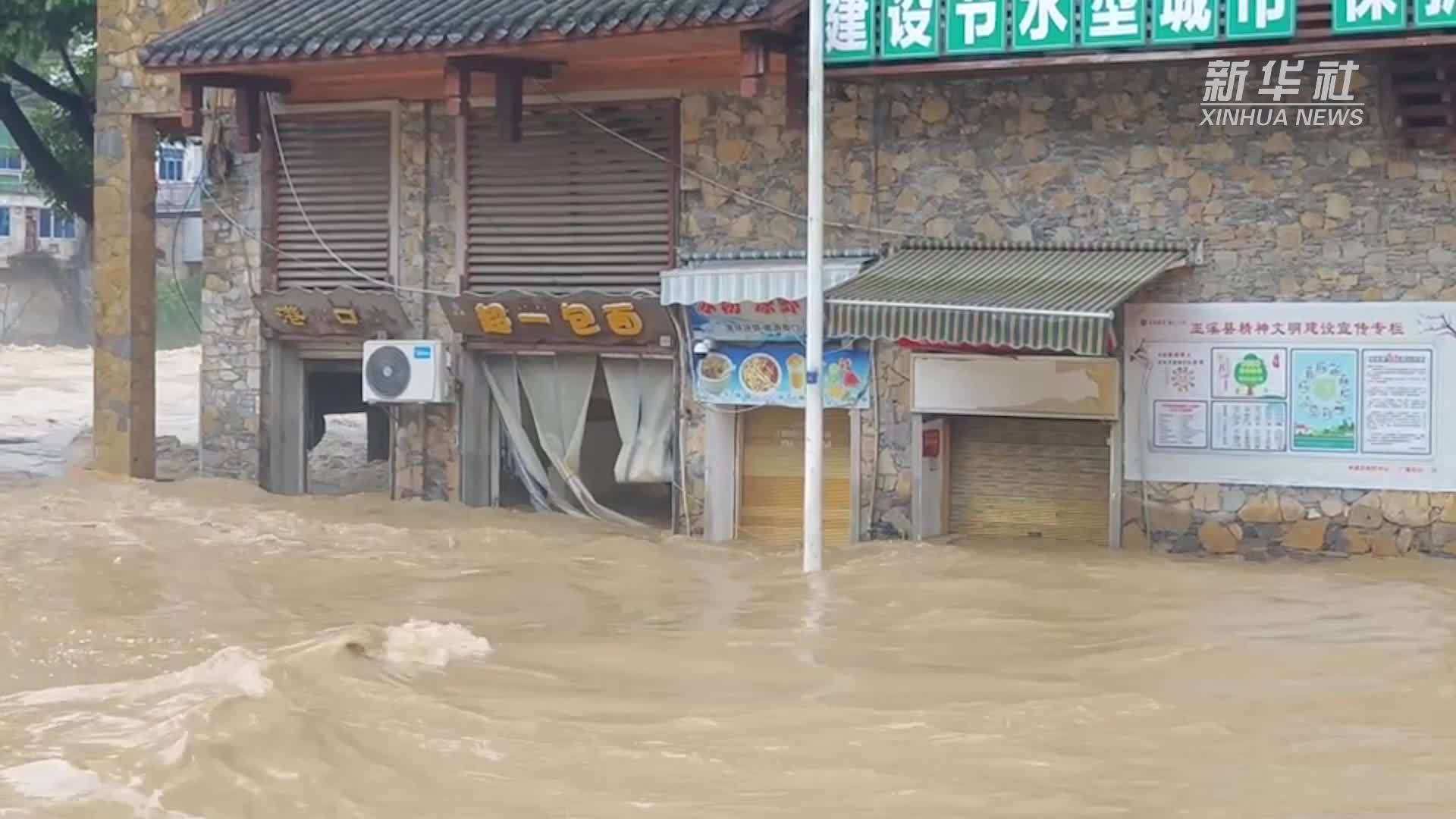 重庆多地发生洪涝 武警官兵火速驰援开展救援