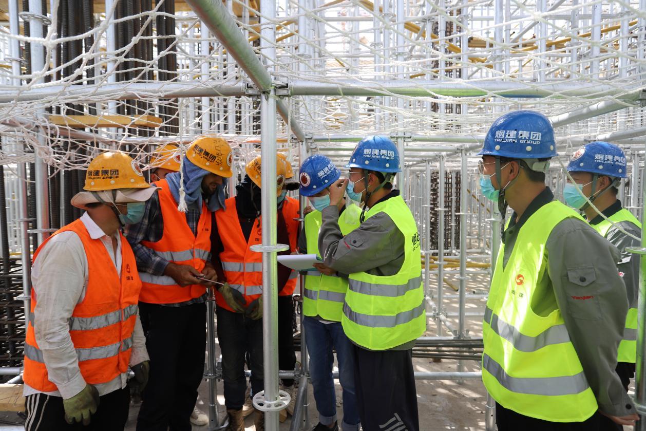 塔方与中方技术人员探讨施工工艺