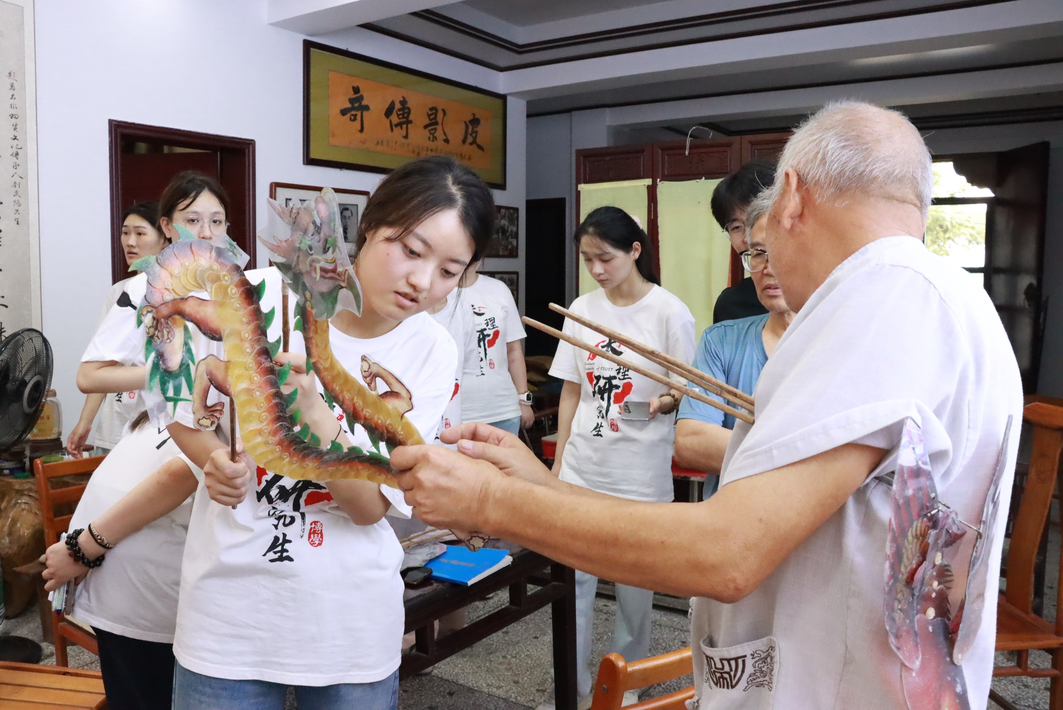 (实践团成员观察刘武阳老师作品细节)