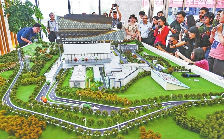 6月29日，在位于南昌经开区的江西洪城康恒环境能源有限公司，采访团成员认真了解垃圾焚烧发电的过程。
