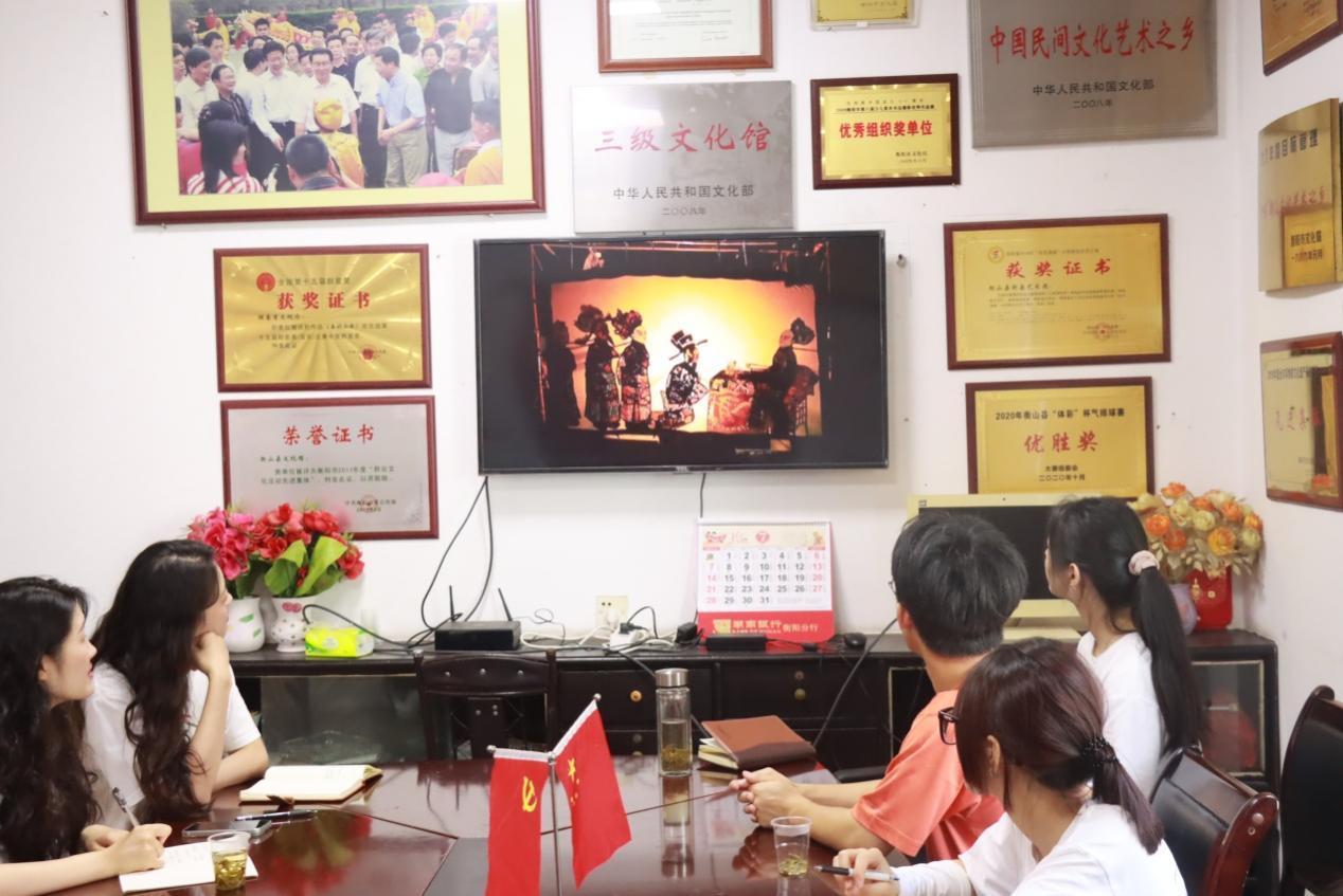 (实践团成员观看衡山影子戏纪录片)