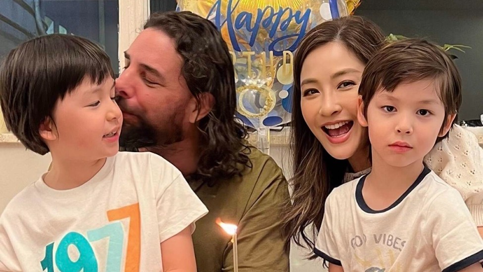 香港名模大儿子9岁生日，五官精致颜值高，两度原谅外籍老公出轨封面图