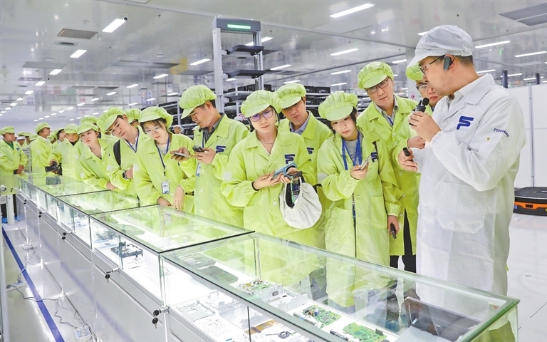6月29日，采访团成员来到佛吉亚歌乐电子（丰城）有限公司生产车间调研采访。