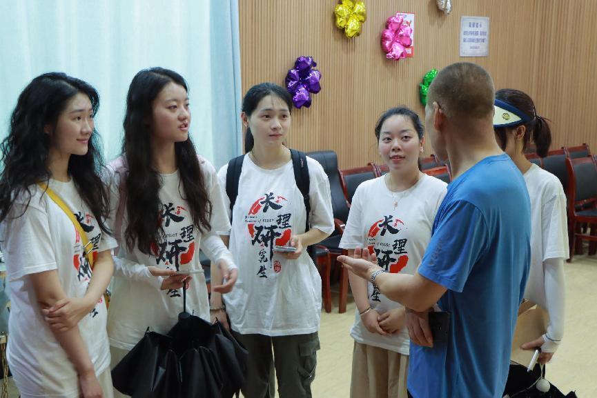 (实践团成员在衡阳县文化艺术进行访谈)