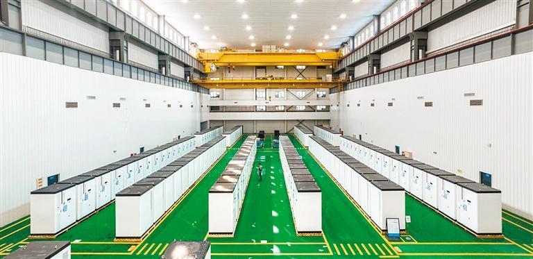 车间内整齐摆放着一组组储能柜。　　（受访者供图）