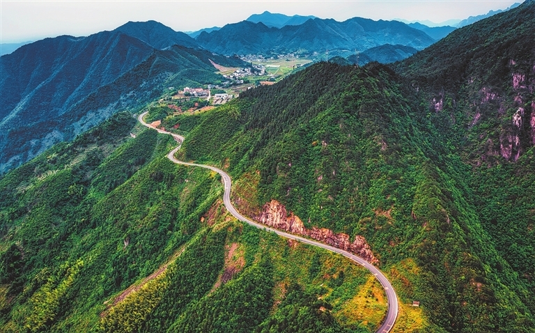 6月4日,玉山县怀玉乡玉峰村,因地处高海拔山区,直通村庄的怀玉山公路