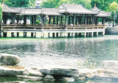 市民在孺子亭公园里纳凉闲聊