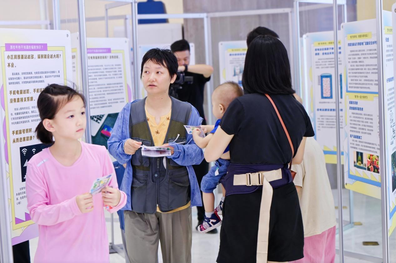 市民群众“带着问题找答案”1