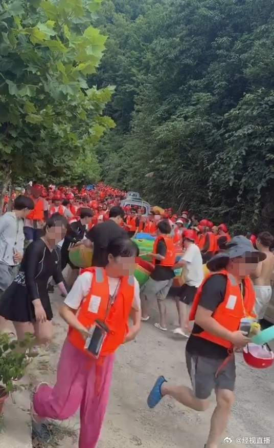 景区回应漂流现场混乱游客抢漂流艇